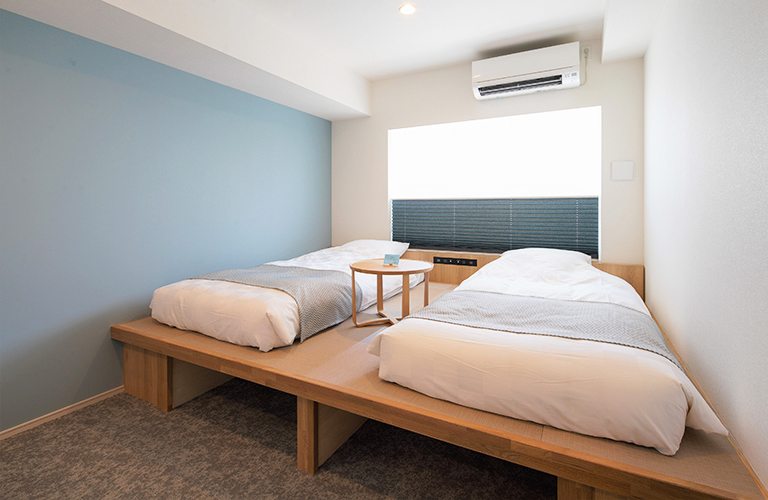 TWIN ROOM